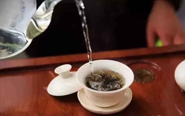 茶汤表面的泡沫及功效（茶汤表面的泡沫是什么）